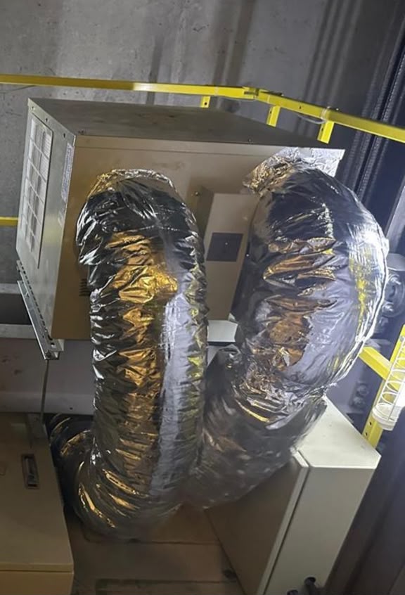 Cabin air-conditioning ducting installed on a lift car